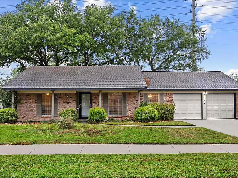 1607 Buescher Dr — Photo 2
