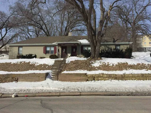 3347 Center Grove Dr, Dubuque, IA 52003