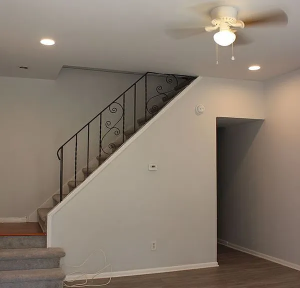 530 N Douglas St — Photo 2
