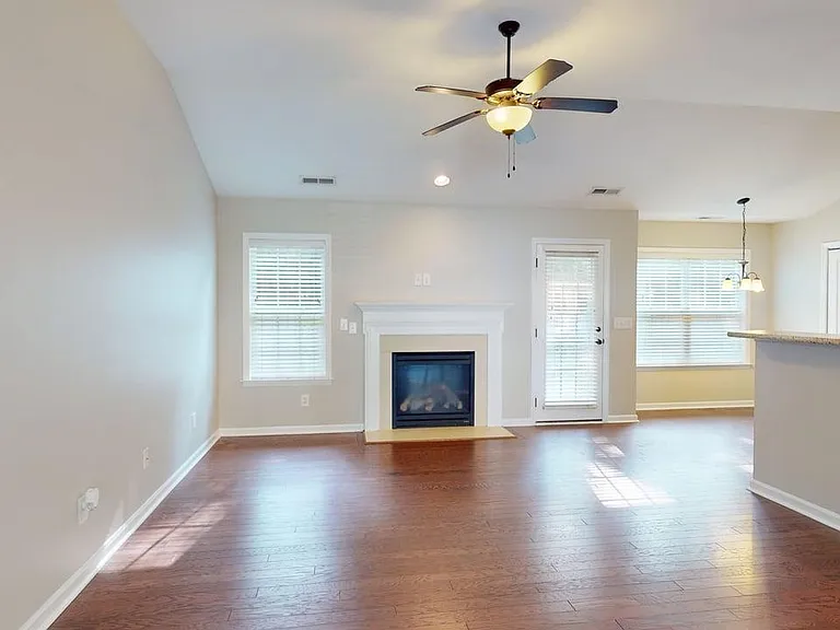 3221 Austin Ave — Photo 4