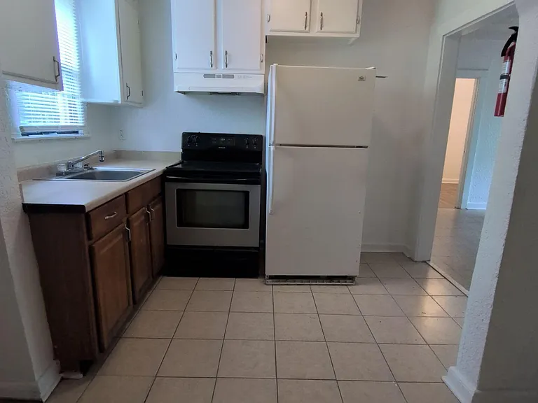 1454 Winthrop St — Photo 4