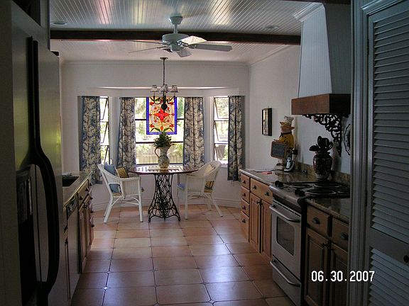 EAT-IN KITCHEN/GRANITE/STAINLESS APPLIANCES