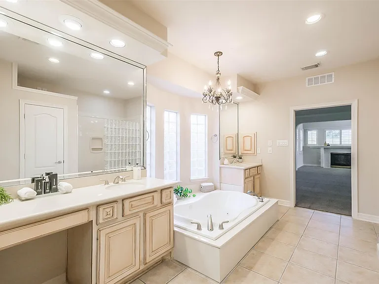 12411 Santiago Cove Ln — Photo 25