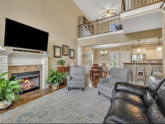 3rd image of 939 Avery Valley Dr