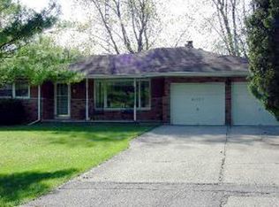 8N570 Wildwood Dr, Elgin, IL 60124