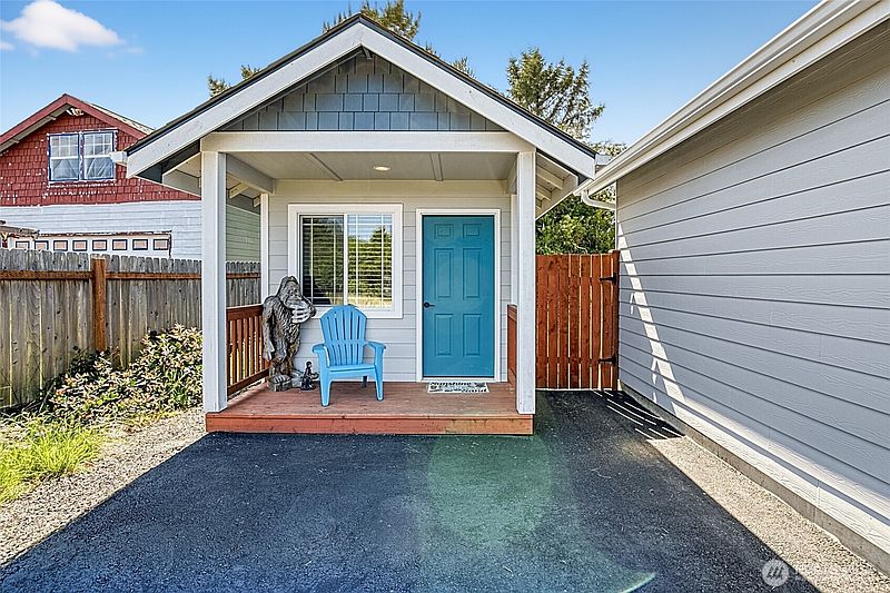 3rd image of 399 Seashore Street SW