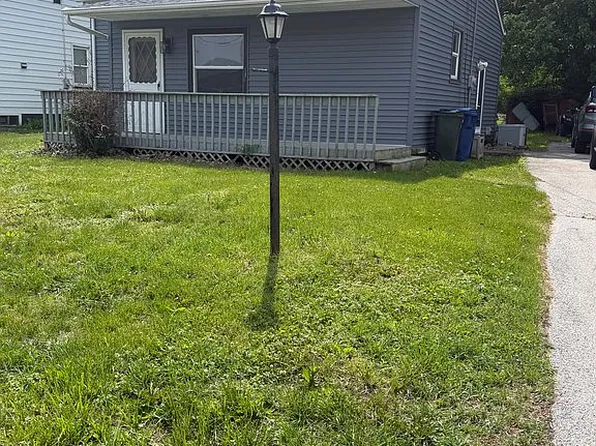 1030 S Pioneer St, Davenport, IA 52802