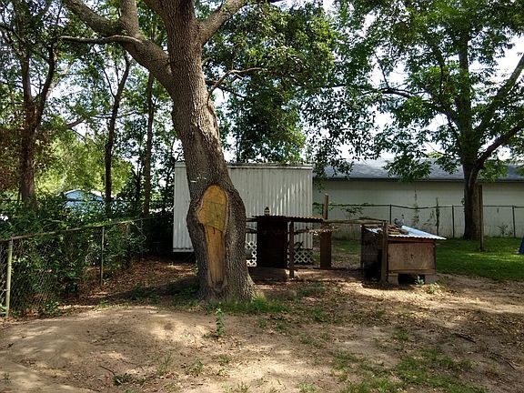 4th image of 1082 White Ave