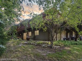 9464 Forestview Cir, Grand Blanc, MI 48439