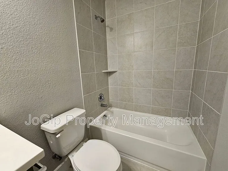 1740 Jamestown Dr — Photo 21