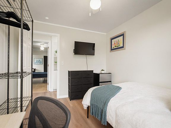 Bright full room with desk, mini fridge & warm decor peaceful Cozy Corner in Jacksonville