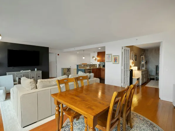 700 Grove Street image 11 of 39