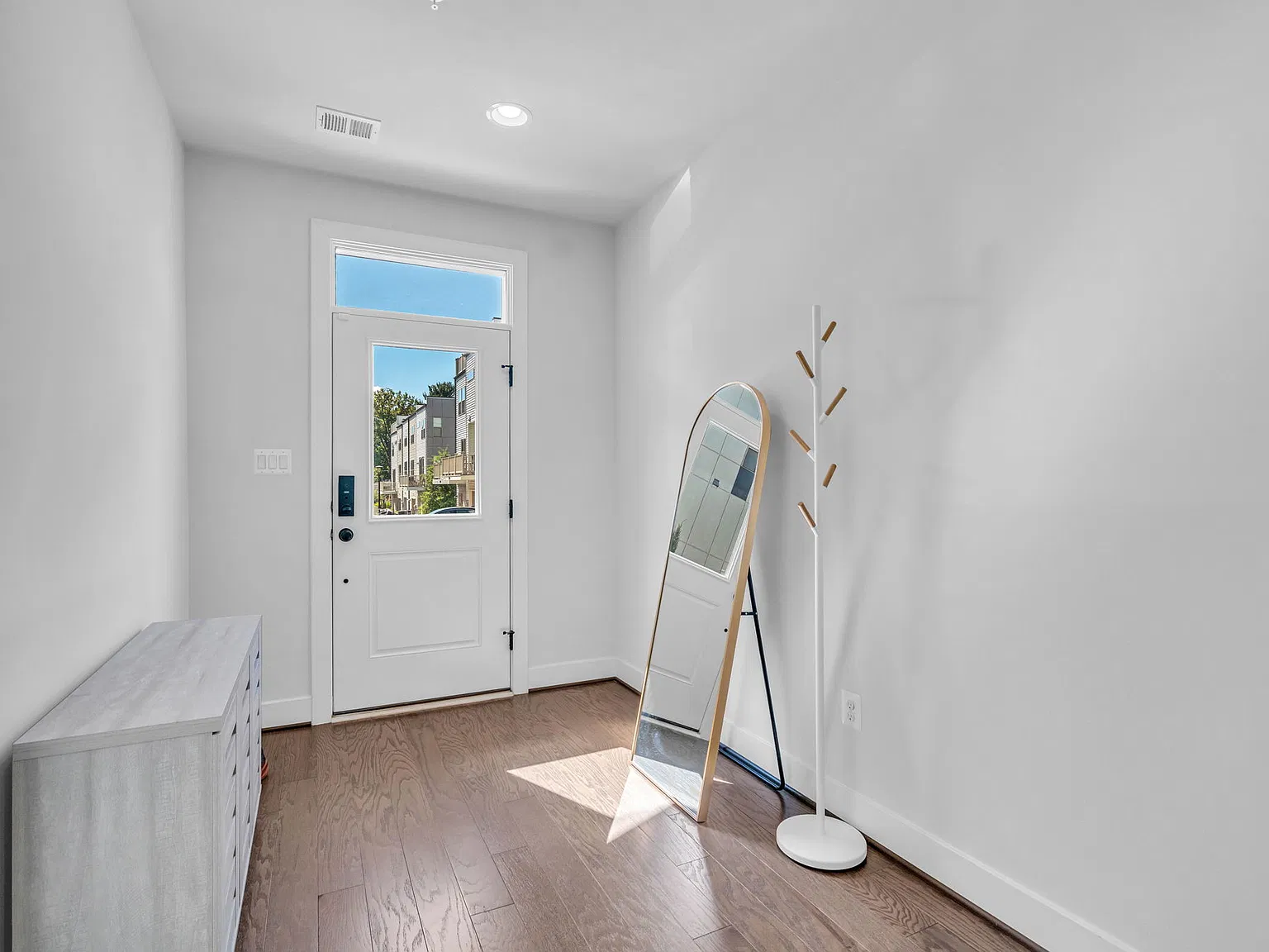 4 bed, 2044 sqft, $3,900 — Photo 3
