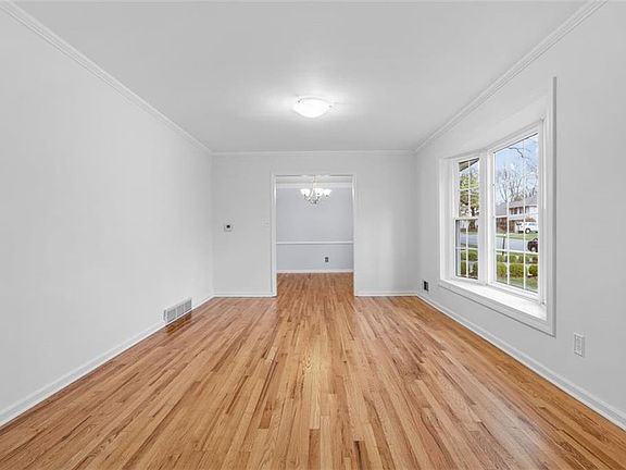 5th image of 9624 Dearborn Dr