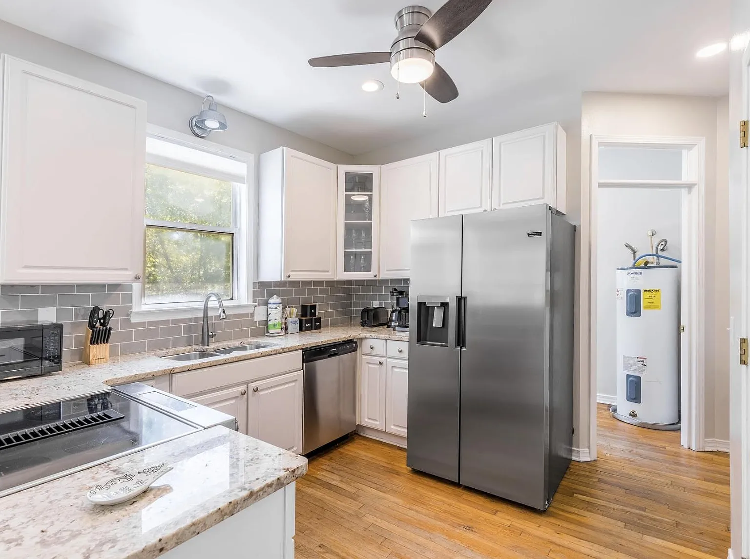 3 bed, 1326 sqft, $4,175 — Photo 3