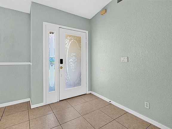 5th image of 1009 SW FENWAY Road