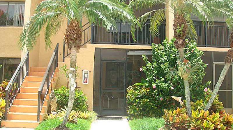 2/2 CONDO FOR SALE SITUATED IN THE HEART OF WESTON.