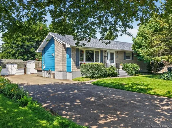 104 Cherrylawn Dr, Moncton, NB E1G 2L4