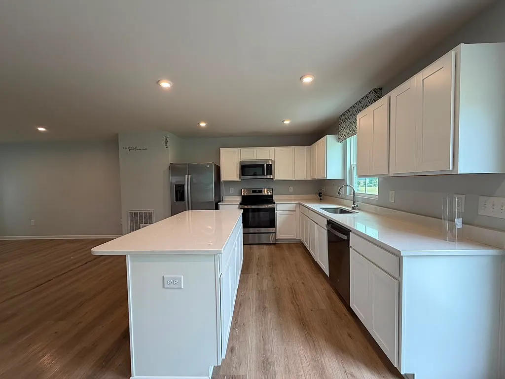 4 bed, 2.5 bath, 2360 sqft, $1,950 — Photo 3