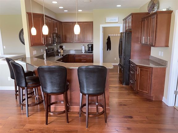 3rd image of 325 Corduroy Dr