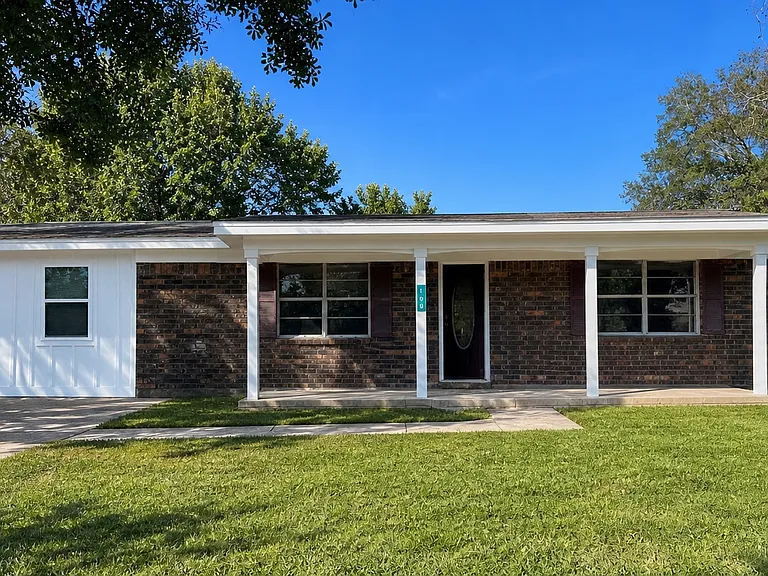 108 Deanna St — Photo 1