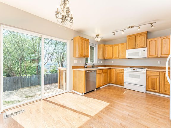 5th image of 681 S Larch Ave