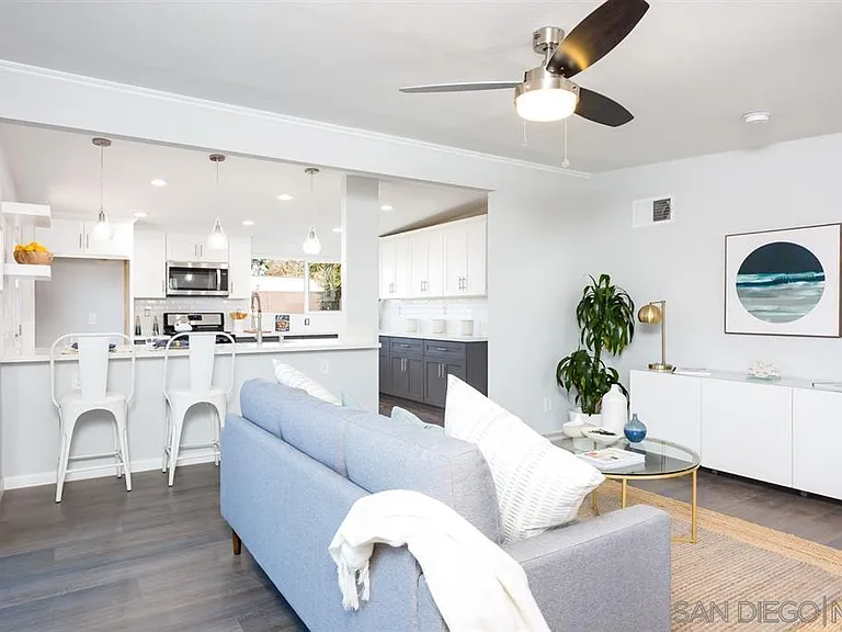 Entry Room (Dining or Living Room)