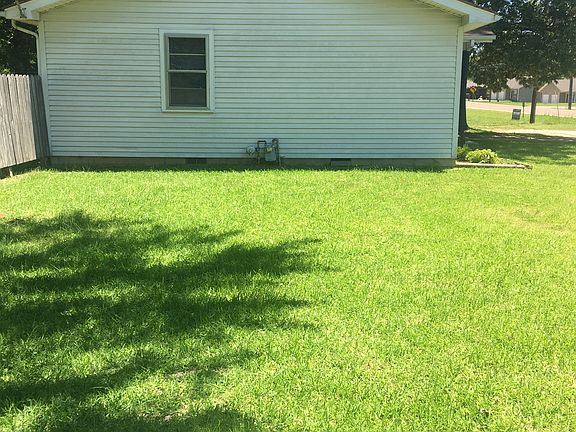3rd image of 803 Memorial Dr
