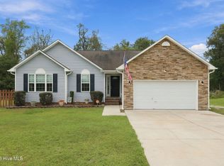 210 Gillespie Dr, Hubert, NC 28539
