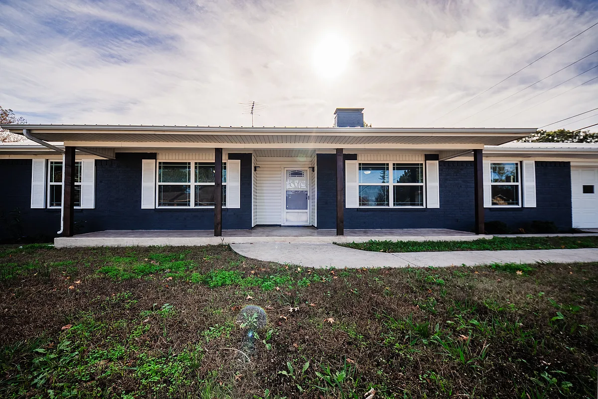 Stunning full front view of the home - wide lot with beautiful curb appeal - 1911 College St
