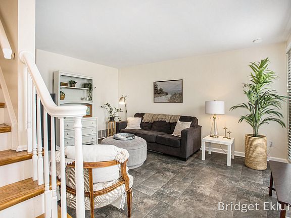 3rd image of 2455 Abbington Dr SE