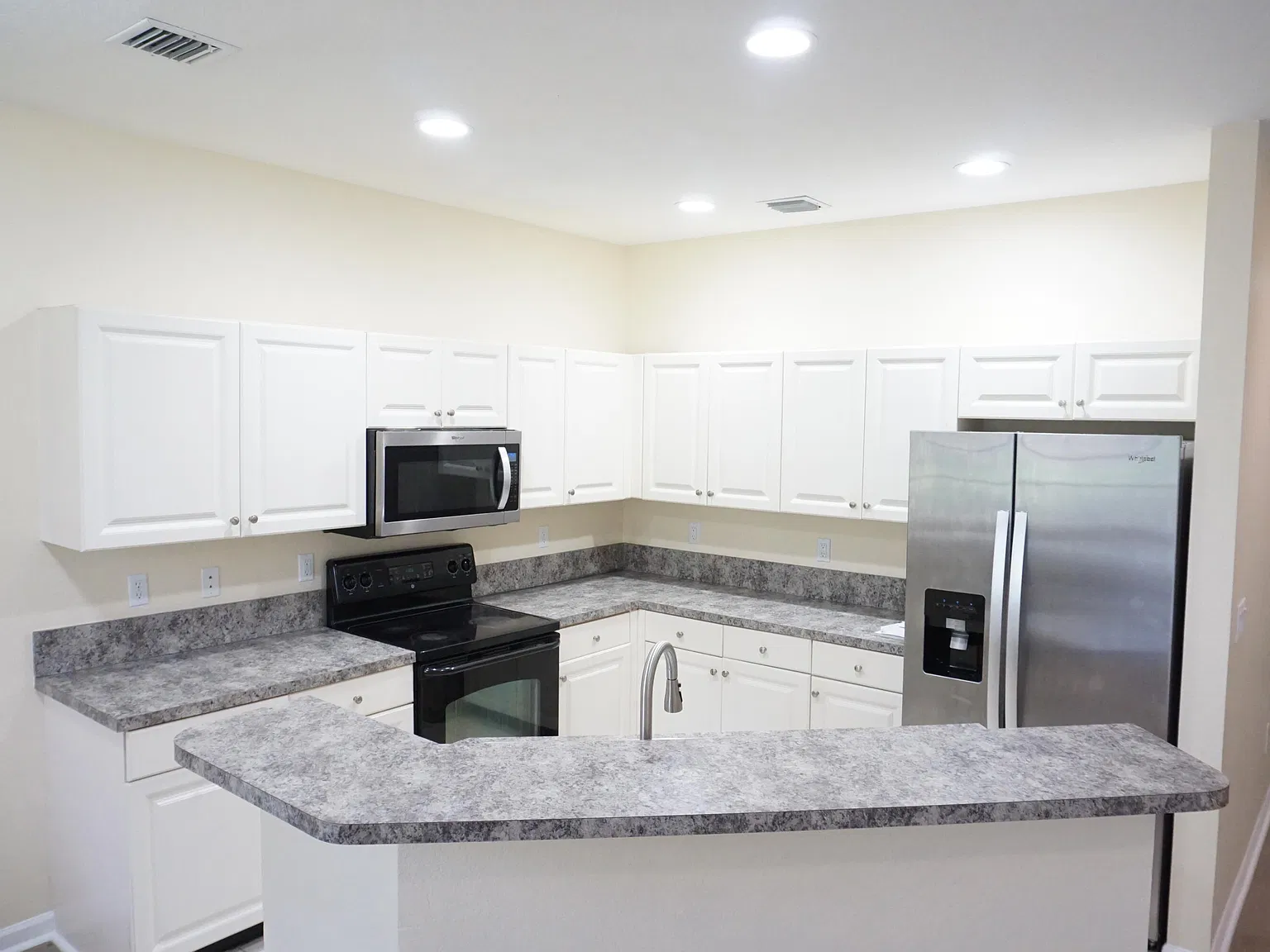 3 bed, 2.5 bath, 1389 sqft, $2,300 — Photo 2