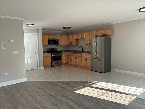 4th image of 483 N Broadway St #3B