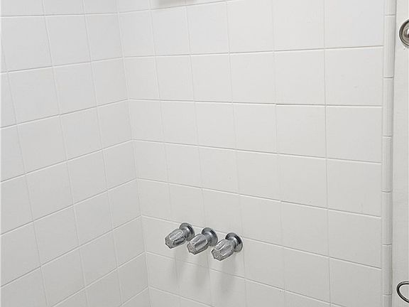 3rd image of 209 S Reeves Dr