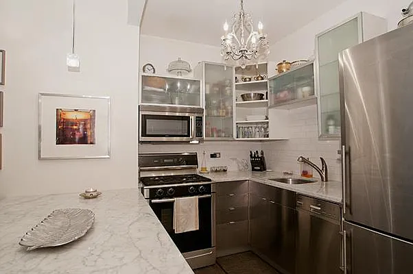 Sold by R New York | media 22