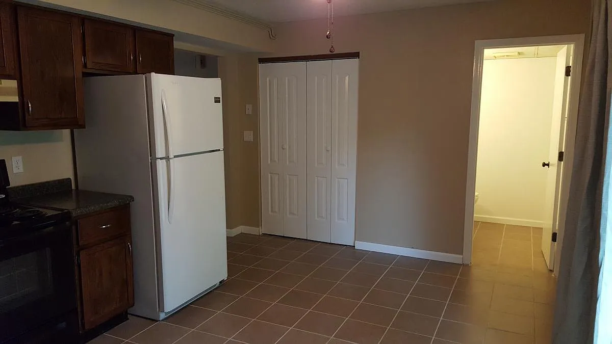 3 bed, 1.5 bath, 1050 sqft, $1,300 — Photo 4