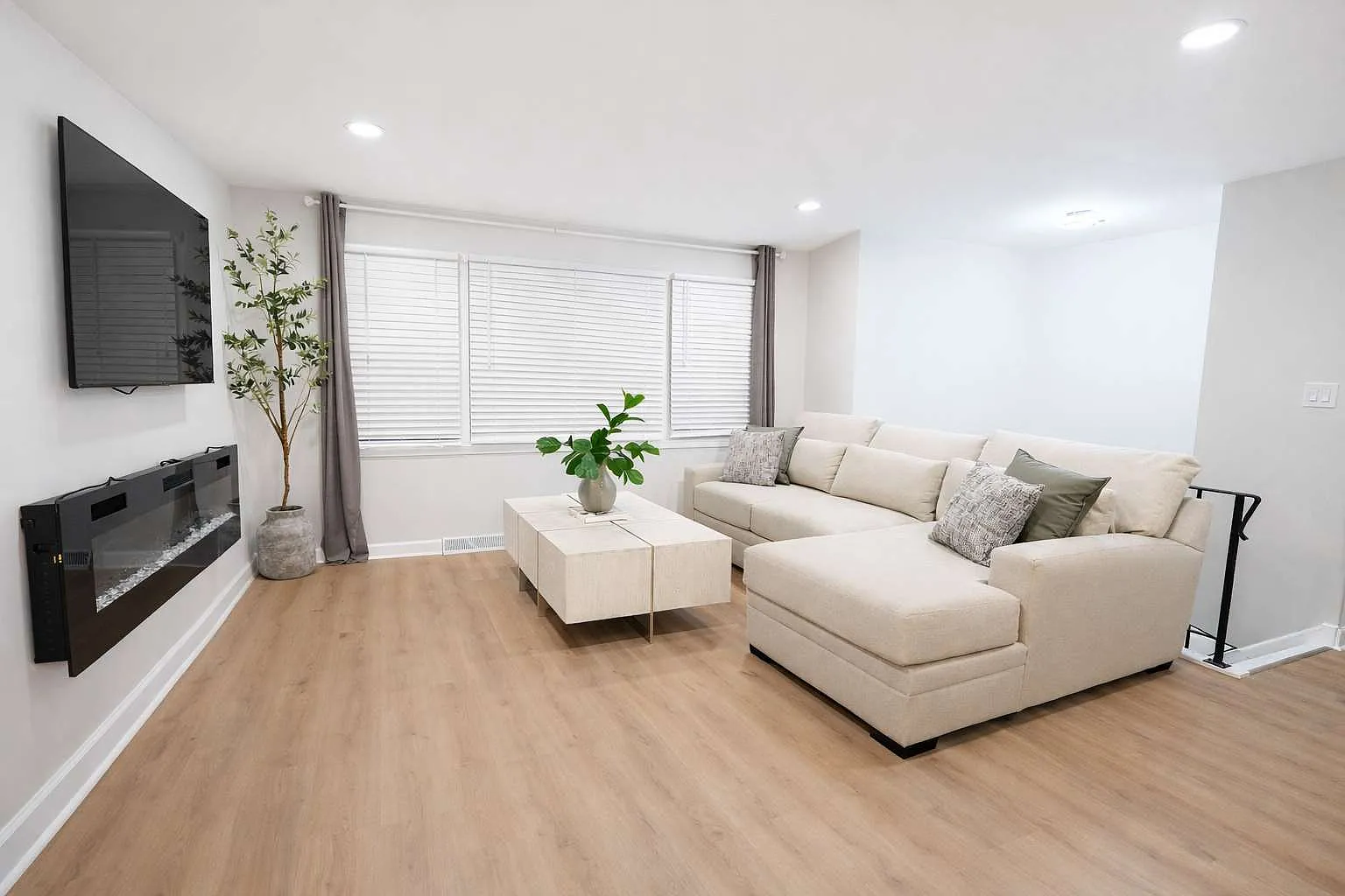 4 bed, 2200 sqft, $8,100 — Photo 1