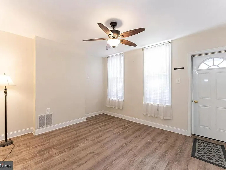 808 Livingston St — Photo 8