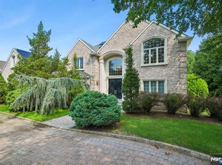 4 Centennial Ct, Totowa, NJ 07512
