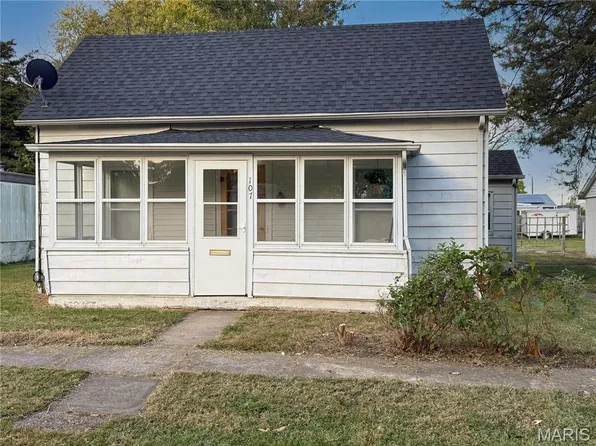 107 S Douglas St, Litchfield, IL 62056