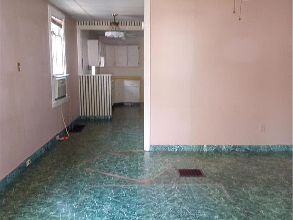 4th image of 214 Waller Ave