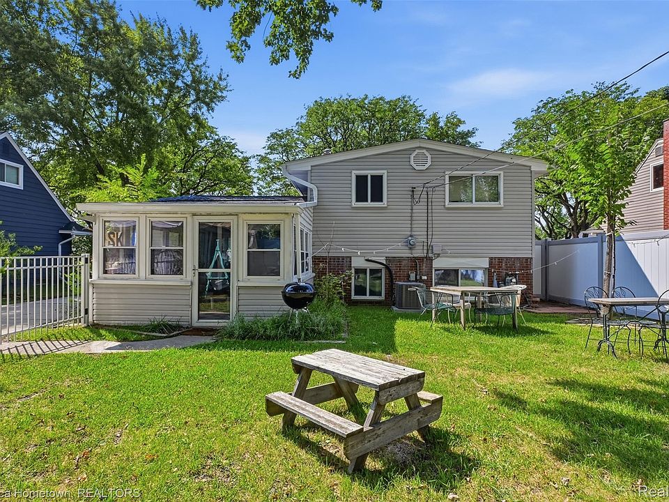 260 Burroughs St, photo 25