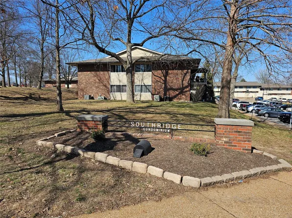 9015 Villaridge Ct APT E, Saint Louis, MO 63123