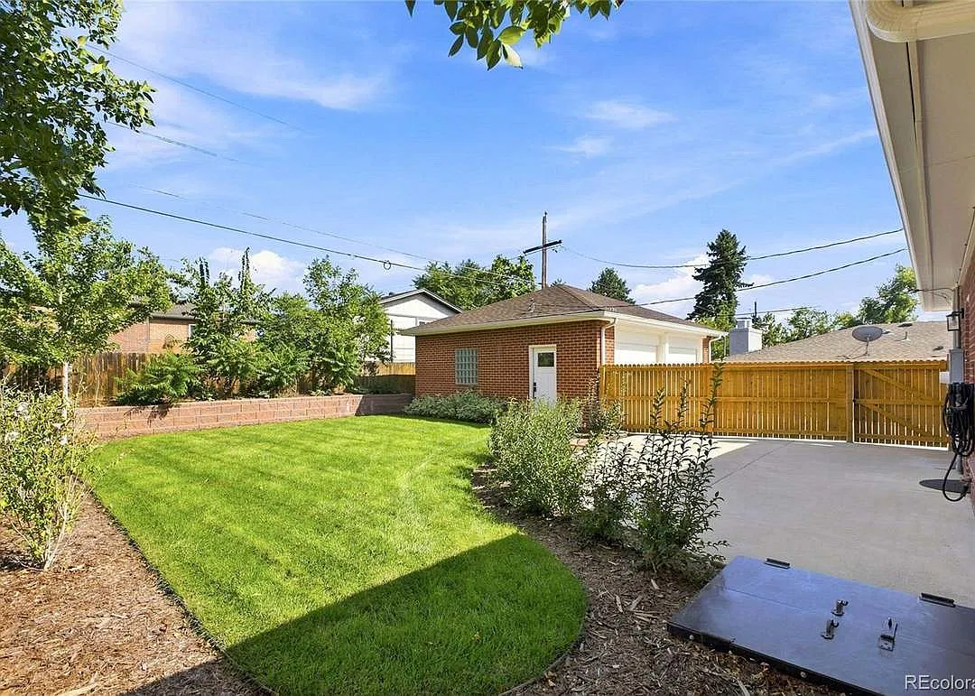 2 bed, 820 sqft, $1,800 — Photo 2