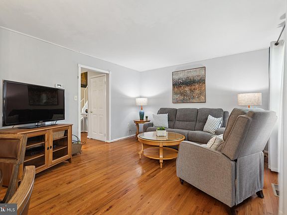 4th image of 12328 Woodlawn Ct