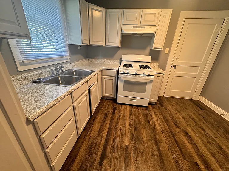 130 W Avenue D — Photo 5