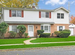 2 Iris Ln, Levittown, NY 11756