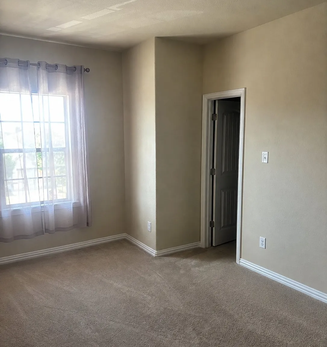Room For Rent — Photo 3