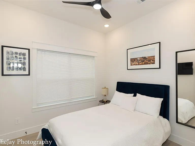 4834 Higgins St #B — Photo 16