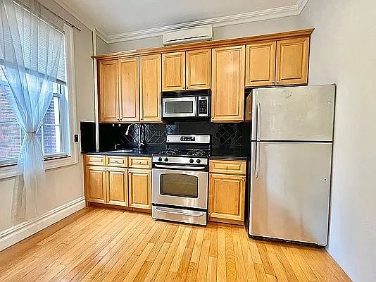5th image of 4207 Broadway APT 1